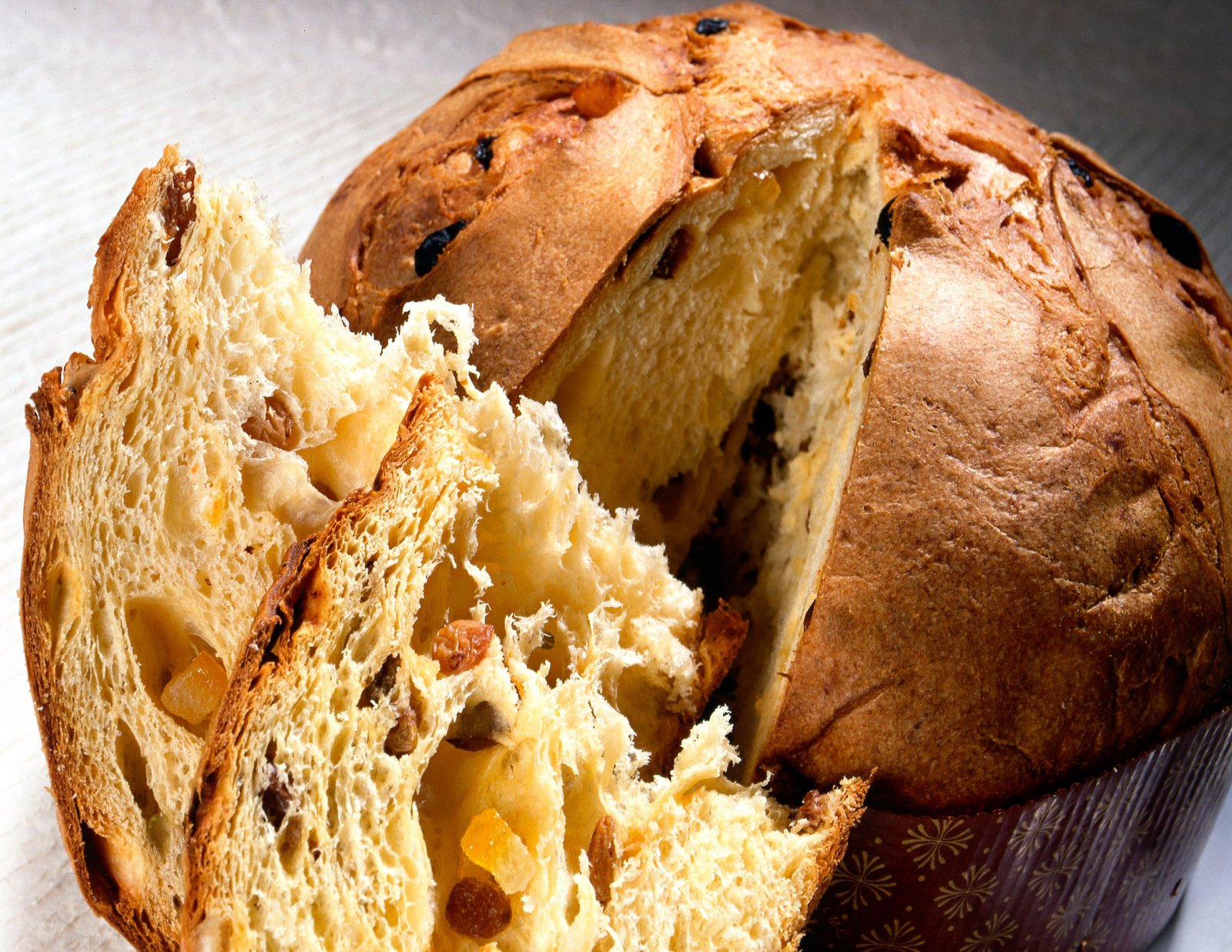 sliced-traditional-panettone-with-fruit-5Q47YHE-min
